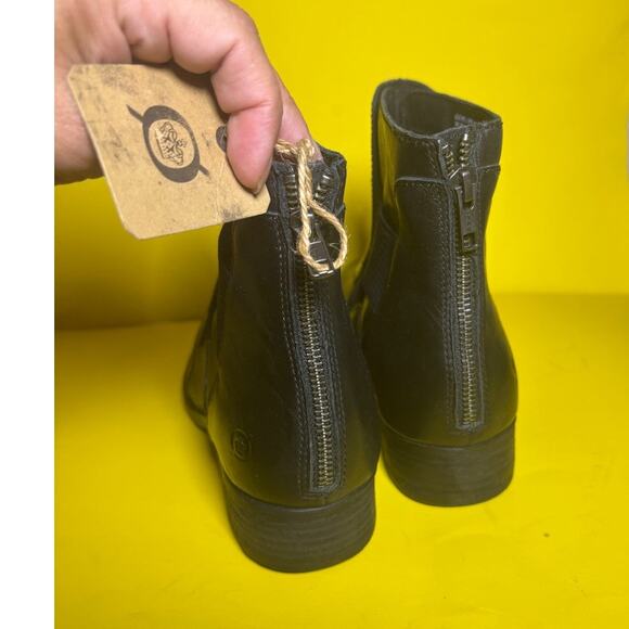 Born Black Leather Ankle Back Zipper Boots size 9 M NWT - Picture 4 of 10